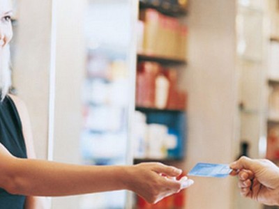 dv1291034-shop-assistant-standing-by-the-checkout-gettyimages